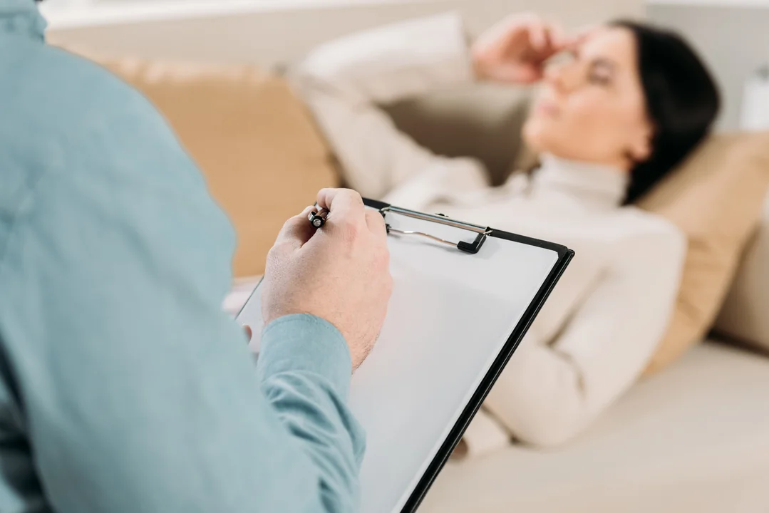 Frau-liegt-bei-Therapie-auf-Sofa