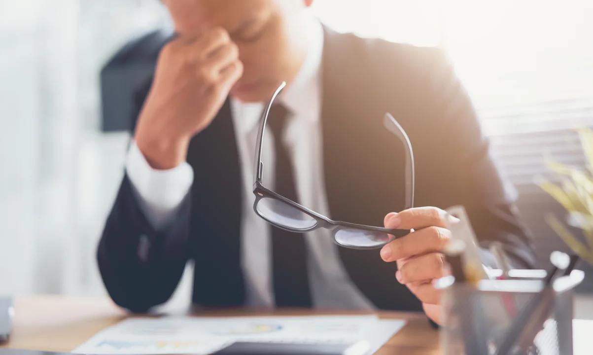 Gestresster Manager am Schreibtisch 1