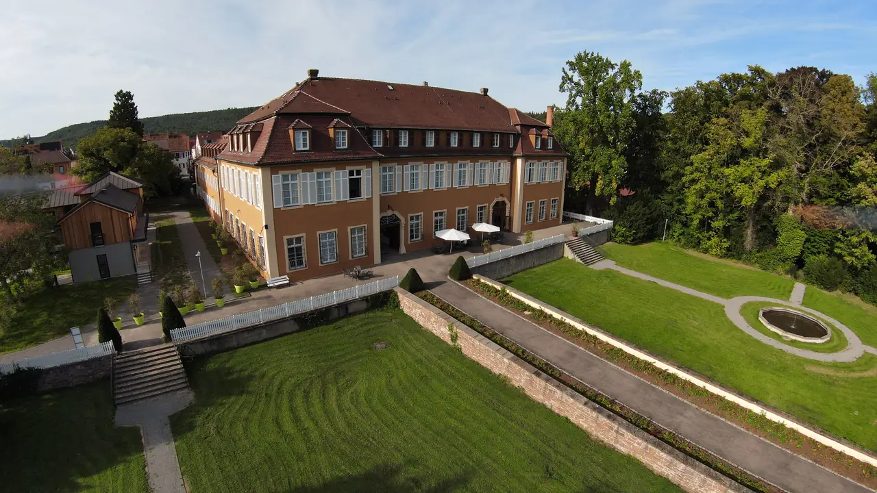 barockes herrenhaus parkanlage luftaufnahme garten