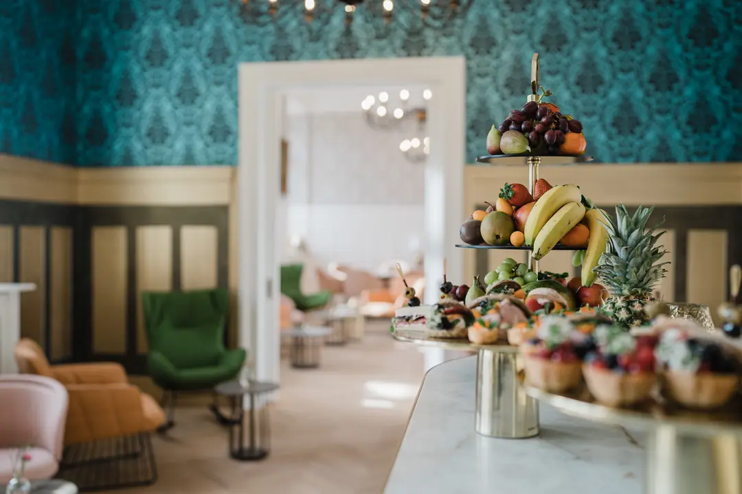 elegantes-hotel-lobby-obstbuffet-tuerkise-tapete