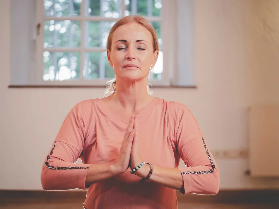 frau in yoga haltung