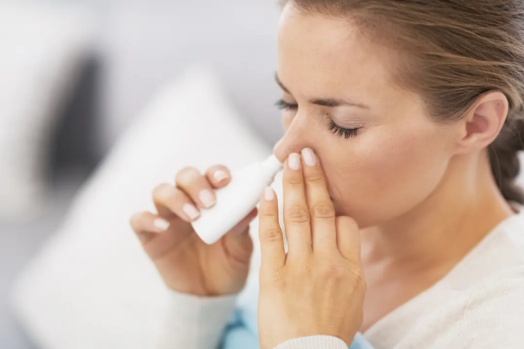 frau nasenspray erkaltung gesundheit behandlung