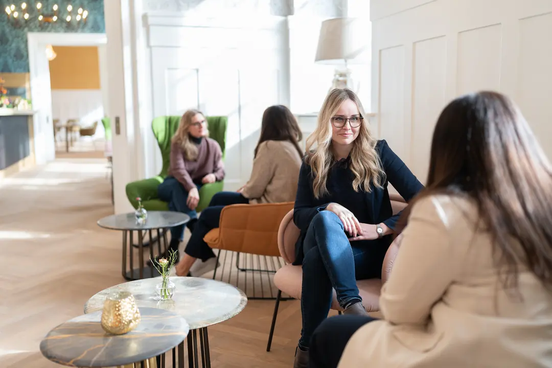 frauen-lounge-gespraech-moderne-lobby-business