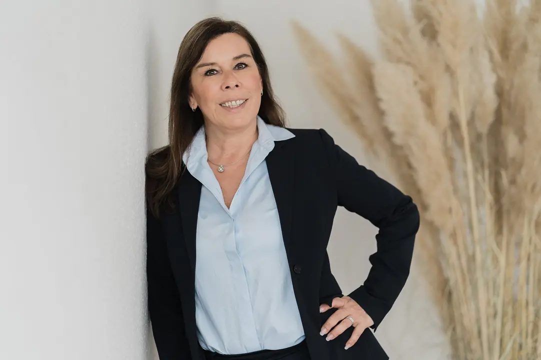 geschaeftsfrau-blaue-bluse-schwarzer-blazer-professionelles-portrait