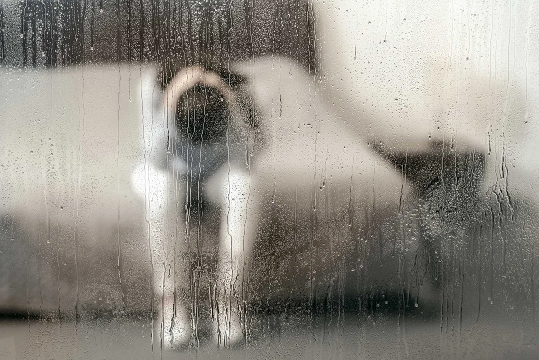 hinter regennasser glasscheibe