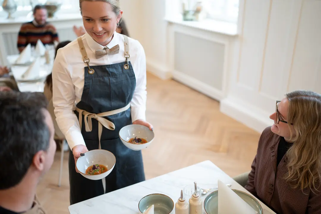 kellnerin-serviert-suppe-restaurant-gastronomie