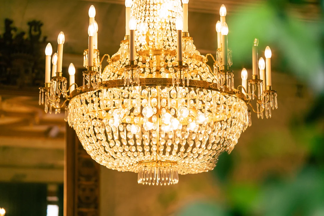 kristall-kronleuchter-gold-elegant-luxus-beleuchtung