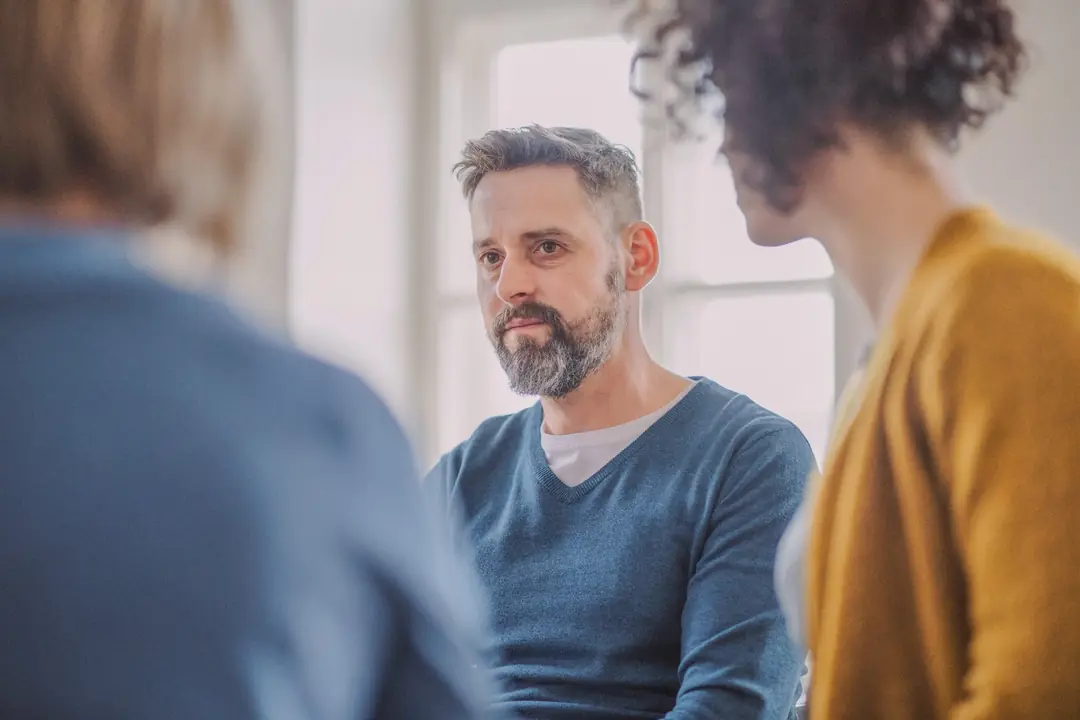 mann-gruppentherapie-gesprach-beratung-sitzung