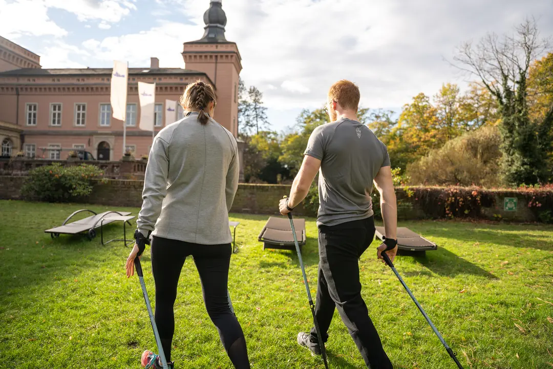 nordic-walking-paar-park-herbst-fitness