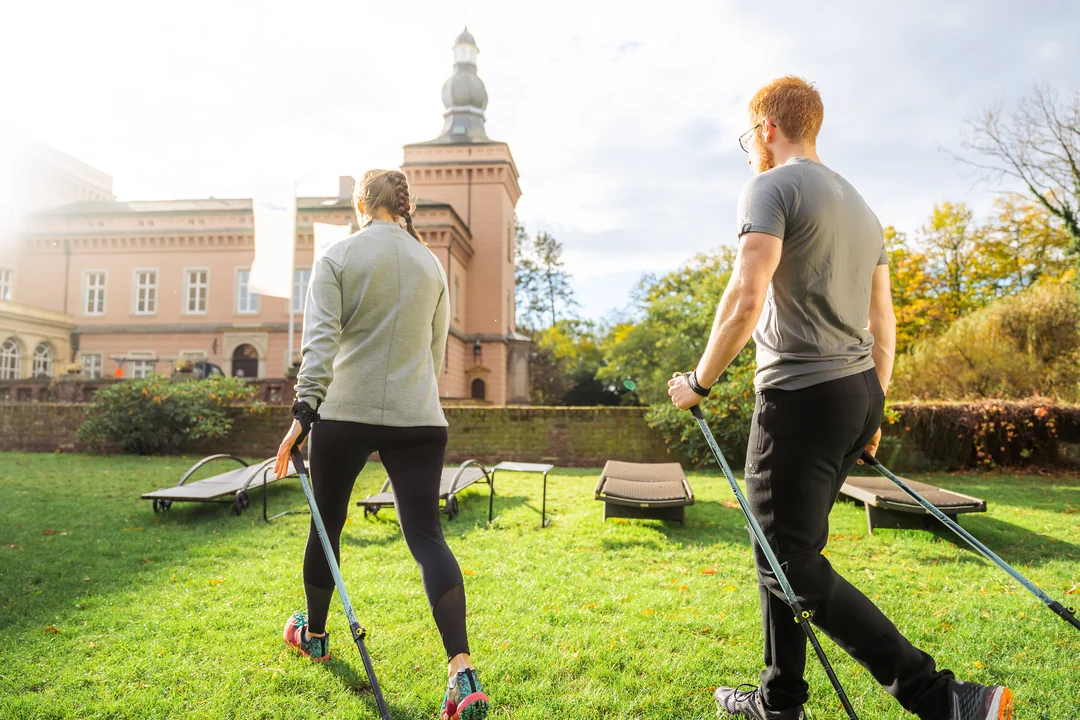 nordic-walking-paar-park-schloss-herbst