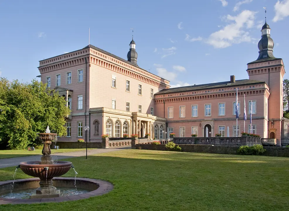 schloss herrenhaus springbrunnen park historisch
