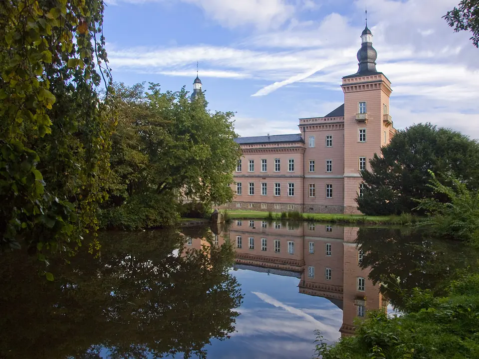 schloss-wassergraben-spiegelung-park-renaissance