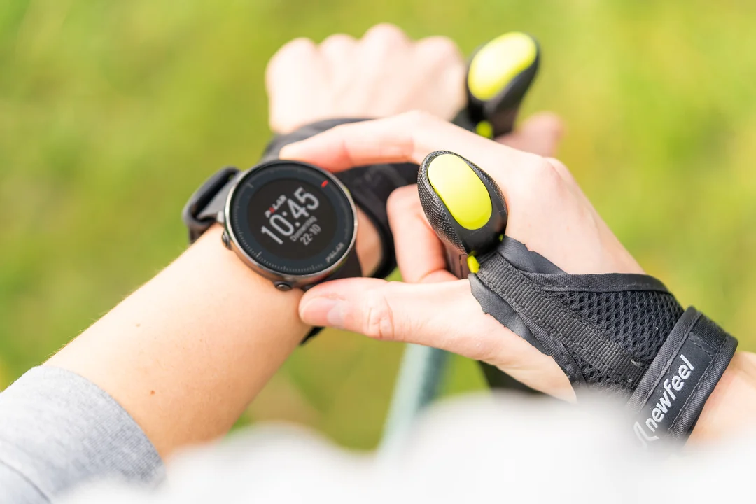 smartwatch-nordic-walking-stoecke-fitness-handschuhe