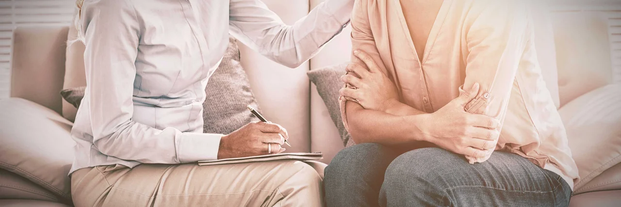 therapeutin-und-patientin-sitzen-auf-sofa