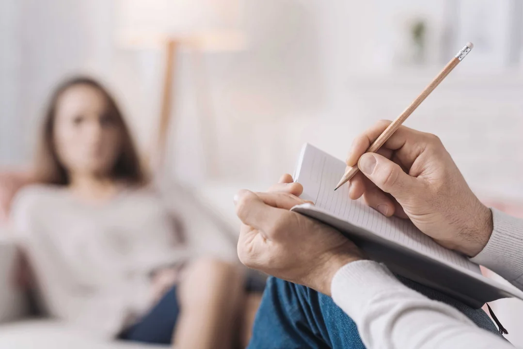 therapiesitzung-notizen-und-stift