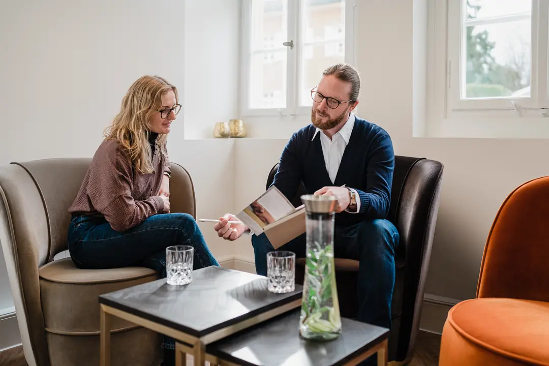 therapiesitzung-psychologe-patientin-gespraech-praxis