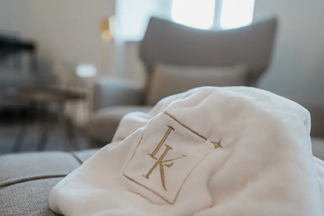 weisser-bademantel-lk-monogramm-hotel-luxus