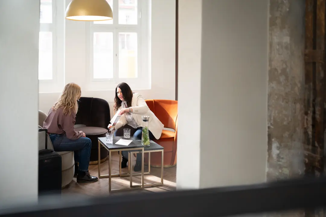 zwei-frauen-gespraech-lounge-sofa-cafe