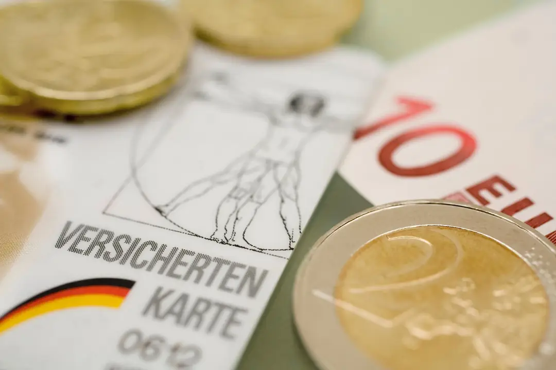 deutsche-versichertenkarte-euro-geldscheine-munzen-krankenversicherung